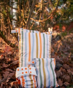 en matchande kombination av pulpåsar och tygblöja med minimalistisk stil och ränder