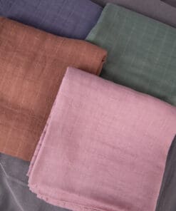 fyra vikblöjor i 75x75 cm som ligger omlott varandra