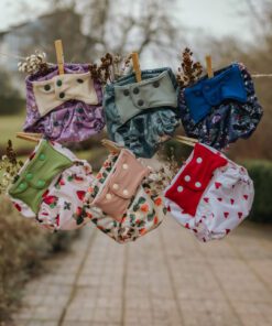 sex färgglada pul-skal hängandes på en lina