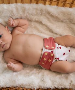 ett nyfött barn med tygblöja på sig