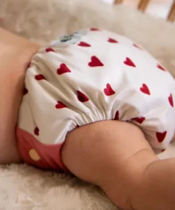 ett barn i en tygblöja med hjärtan på