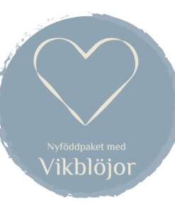 en blå rund ring med ett skissat vitt hjärta i. Under hjärtat står texten nyföddpaket med vikblöjor